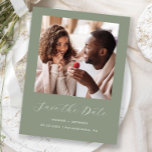 Postal De Anuncios Guión de foto mínimo Sage Green Guardar la fecha<br><div class="desc">Esta simple y minimalista postal Save the Date muestra una foto cuadrada encima de las palabras "Save the Date" en un elegante guión de escritura a mano en blanco, seguido por los nombres de la pareja, la fecha boda y la ciudad en letra sans serif en un fondo verde sabio....</div>