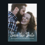 Postal De Anuncios Guión elegante Guardar la foto del compromiso de f<br><div class="desc">Esta moda permite guardar la postal de fecha con un guión elegante y una tipografía moderna. La foto se desvanece en un fondo esmeralda profundo. Usted puede fácilmente personalizar esto guardar la tarjeta de fecha con sus próximos detalles del boda y su foto de compromiso. Si necesita ayuda o elementos...</div>