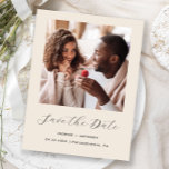 Postal De Anuncios Guión fotográfico mínimo Beige Guardar la fecha<br><div class="desc">Esta simple y minimalista postal Save the Date muestra una foto cuadrada encima de las palabras "Save the Date" en un elegante guión de escritura a mano en blanco, seguido por los nombres de la pareja, la fecha boda y la ciudad en letra sans serif en un fondo beige. Agregue...</div>