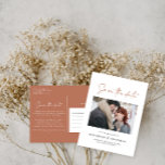 Postal De Anuncios Guión informal moderno boda de tipografía de terra<br><div class="desc">El elegante guión moderno de la elegante boda tipográfica ahorra la postal de la fecha. Diseño moderno y minimalista. El color de terracota se puede personalizar.</div>