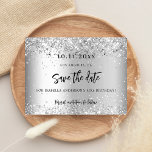 Postal De Anuncios Guión purpurina de plata de fiesta de cumpleaños g<br><div class="desc">Una elegante tarjeta Save the Date para una fiesta de cumpleaños número 40 (o cualquier edad). Un fondo moderno de imitación plateada decorado con finos destellos purpurinas. Personalice y agregue una fecha y nombre/edad 40. El texto: Save the Date se escribe con un gran guión de estilo escrito a mano....</div>