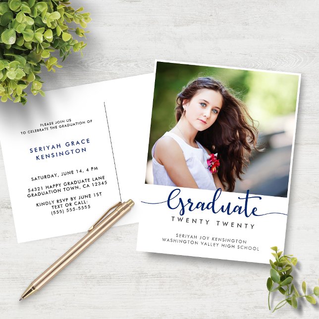 Postal De Anuncios Imagen de un guión de graduación elegante y modern (Modern Elegant Graduation Script Photo Announcement Postcard)