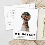 Postal De Anuncios Keyhole Simple Photo Modern Moving Minimalista<br><div class="desc">Diseño simple basado en tipografía para una postal de invitación móvil con la foto de su familia personalizado en un diseño de corte de agujeros clave. Minimalista y moderno, este aviso de cambio de dirección en blanco y negro, de fácil personalizable, hará que sea rápido y elegante compartir las noticias...</div>