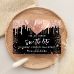 Postal De Anuncios La fiesta de cumpleaños de oro del rosa negro salv<br><div class="desc">Una chica y de moda Salven la Fecha para una fiesta de cumpleaños número 18 (o cualquier edad). Un fondo negro decorado con goteos dorados y globos rosas. Personalice y agregue una fecha y un nombre/edad. El texto: Save the Date se escribe con un gran guión de estilo escrito a...</div>