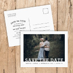 Postal De Anuncios La fotografía de la tipografía moderna: Guardar la<br><div class="desc">Boda impresa de un personalizado asequible Guardar las postales de fecha con una plantilla fácil de usar y fuentes y colores completamente editables. Este diseño minimalista fresco presenta una simple superposición fotográfica con fuentes serif de bloques modernos. Personalízalo con los detalles de su boda y la foto de compromiso con...</div>