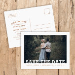 Postal De Anuncios La fotografía de la tipografía moderna: Guardar la<br><div class="desc">Boda impresa de un personalizado asequible Guardar las postales de fecha con una plantilla fácil de usar y fuentes y colores completamente editables. Este diseño minimalista fresco presenta una simple superposición fotográfica con fuentes serif de bloques modernos. Personalízalo con los detalles de su boda y la foto de compromiso con...</div>