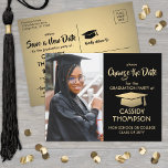 Postal De Anuncios La graduación cambia la fecha de la foto de la act<br><div class="desc">Si circunstancias inesperadas han causado un aplazamiento o cancelación de su fiesta de graduación, informe a la familia y amigos del cambio en los planes con estas modernas invitaciones de postales de fecha, excepto en negro y oro. Todas las fotos y textos son simples de personalizar. El diseño presenta un...</div>