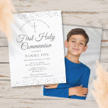 Postal De Anuncios La primera plata de la comunión salva la foto de l<br><div class="desc">Una elegante Primera Comunión sagrada salva la invitación de fecha con un delicado polvo de estrellas de plata. Puedes personalizar con tus detalles especiales de celebración en texto plateado de moda y añadir una foto especial al revés. Diseñado por Thisisnotme©</div>