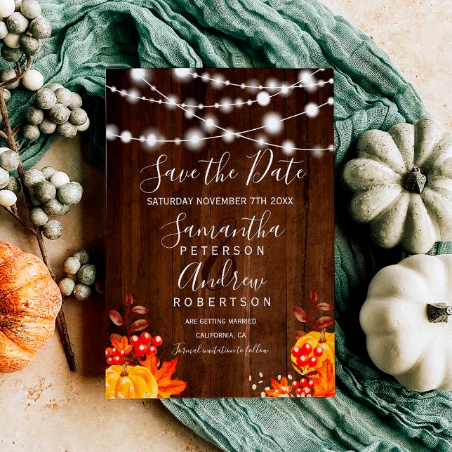 Postal De Anuncios Luces de calabaza de madera rústica para guardar l (Rustic wood pumpkin string lights save the date announcement postcard)