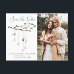 Postal De Anuncios Luces rusticas de los bosques acuarelas salvan la<br><div class="desc">La postal Save the Date de Rustic Watercolor Forest Lights Save the Date incluye una hermosa foto con caligrafía y ramas de bosque adornadas con luces y flores. Guardar la postal Date forma parte de una colección.</div>