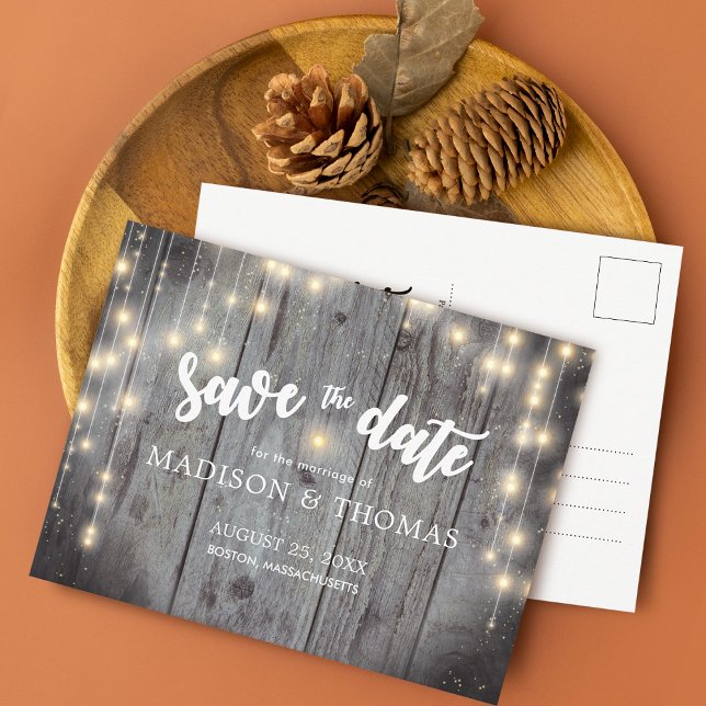 Postal De Anuncios Luces Rústicas Madera Boda Guardar La Fecha (Rustic Lights Wood Wedding Save The Date Announcement Postcard)