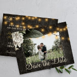 Postal De Anuncios Madera floral de invierno y de granero ahorran la<br><div class="desc">Flores de color crema blanco con follaje de temporada y cuerdas rústicas de luces de manchas en una elegante foto de madera oscura marrón salvan la postal boda de dátiles. Fácil de personalizar con sus nombres y texto! Adecuado para invierno floral, verano o otoño / jardín patio trasero rústico de...</div>