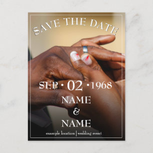 Postal De Anuncios Manos de una pareja de color en una boda se ponen 