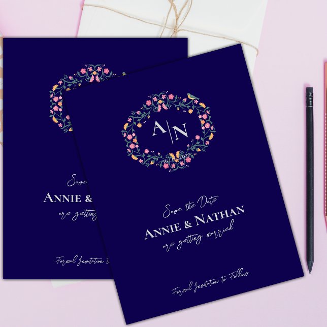 Postal De Anuncios Marco de boda floral intrincado azul monograma (Monogram Blue Intricate Floral Frame Wedding Announcement Postcard)