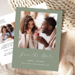 Postal De Anuncios Mínimo 2-Photo Script Sage Green Guardar la fecha<br><div class="desc">Esta simple y minimalista postal Save the Date muestra una foto cuadrada encima de las palabras "Save the Date" en un elegante guión de escritura a mano en blanco, seguido por los nombres de la pareja, la fecha boda y la ciudad en letra sans serif en un fondo verde sabio....</div>