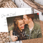 Postal De Anuncios Moda Boda de guión moderno Foto Guardar la fecha<br><div class="desc">Esta moda y moderno guardar la foto de fecha POSTCARD incluye un elegante guión de caligrafía "guardar la fecha" y la fecha de su boda en blanco sobre una foto horizontal de sangre completa. La parte trasera de la tarjeta tiene todos sus detalles. ¡Esto ahorra las postales de fecha son...</div>