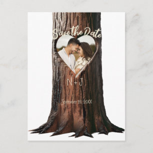 Postal De Anuncios Muñón de árbol con corazón tallado rústico foto de