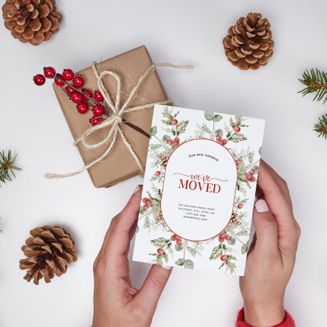 Postal De Anuncios Nos hemos mudado Bayas Rojas de Pino de Invierno (Celebrate the new beginning with this festive 'We've Moved" postcard!
)