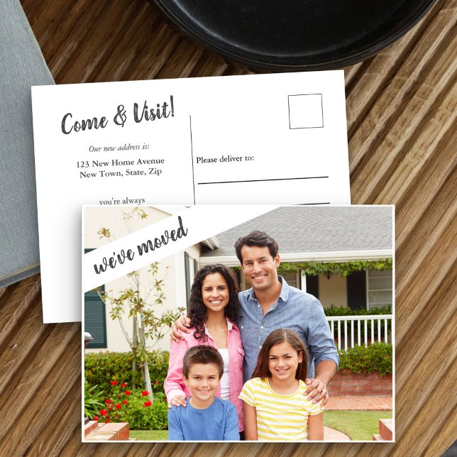 Postal De Anuncios Nos hemos mudado - Foto de sangre completa con men (New Address postcard with family photo and bold brush script)