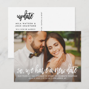 Postal De Anuncios Nueva fecha de boda moderna con letra cepillada en