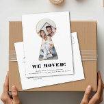 Postal De Anuncios Oro Keyhole Simple Photo Modern Moving Minimalista<br><div class="desc">Diseño simple basado en tipografía para una postal de invitación en movimiento con la foto de su familia personalizado en un diseño de corte de teclado de marco dorado impreso. Minimalista y moderno, este aviso de cambio de dirección en blanco y negro, de fácil personalizable, hará que sea rápido y...</div>