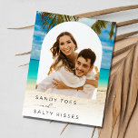 Postal De Anuncios Presupuesto de foto del Arco de la Boda de la Play<br><div class="desc">Estas bellas tarjetas postales de citas son para la pareja que no puede esperar para compartir su cita con su familia y amigos. La parte frontal tiene una foto de arco que se personaliza con tu foto de compromiso favorita. Un diseño fotográfico de la playa dice "Sandy Toes Salty Kisses",...</div>