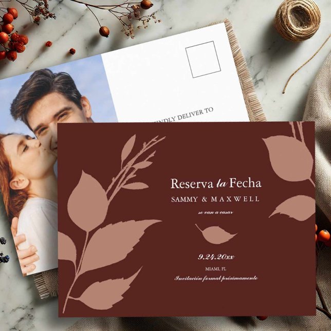 Postal De Anuncios Presupuesto Guardar la fecha en cimarrón español (Fall leaves save the date postcards art by Victoria Grigaliunas of Do Tell A Belle)