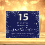 Postal De Anuncios Quinceanera plata azul marino salva la fecha<br><div class="desc">Un moderno Save the Date para una Quinceañera, 15 cumpleaños. Un fondo azul marino decorado con finos purpurinas plateados, chispas. El color azul es desigual. Personalice y agregue una fecha y un nombre/edad. El texto: Save the Date se escribe con un gran guión de estilo escrito a mano. Número 15...</div>