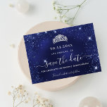 Postal De Anuncios Quinceanera purpurina azul marino guardar la fecha<br><div class="desc">Una chica y de moda Salven la tarjeta de fecha para una fiesta de 15 años en Quinceañera. Un fondo azul marino,  de color desigual. Decorada con finas chispas purpurinas y una tiara,  corona. El texto: Save the Date se escribe con un gran guión de estilo escrito a mano.</div>