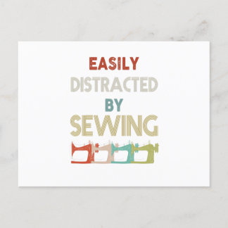 Postal De Anuncios Regalo de costura | Fácilmente distraído por la co