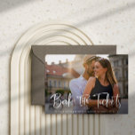 Postal De Anuncios Reservar la Boda de Destino de Entradas Guardar la<br><div class="desc">Esta sencilla y elegante foto guarda la tarjeta de fecha de su boda de destino con un moderno guión informal que dice "Reserve las entradas". Más información se ajusta a la parte trasera, con un ilustracion negro de un mapa mundial para hacer que esto sea perfecto para un boda donde...</div>