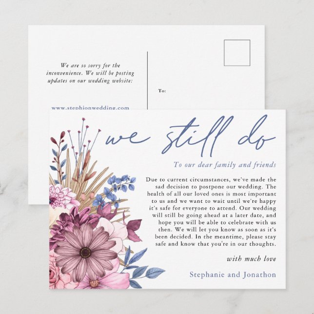 Postal De Anuncios Retraso de la Boda Aún Lo Hacemos Escritura Floral (Anverso / Reverso)