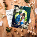 Postal De Anuncios Romántico Floral Gold Wreath Photo Save the Date<br><div class="desc">Nuestra "Romántica foto de corona dorada floral salva la postal de la invitación a la boda" hace una declaración especial y personal con la foto. Los clientes quedarán sorprendidos por los numerosos detalles, como el fondo verde esmeralda en el que se han colocado los acentos dorados en forma de marco...</div>