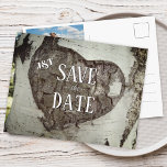 Postal De Anuncios Rustic Wood Heart Photo Save the Date<br><div class="desc">¡Felicitaciones por tu compromiso! ¡Guardar los anuncios de la fecha es el primer gran paso en el proceso de planificación del boda! Este diseño presenta un estilo rústico con un corazón grabado en un árbol con su monograma para salvar la postal de fecha con una gran fotografía en la parte...</div>
