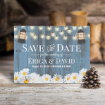 Postal De Anuncios Rústicas margaritas y linternas azul turbulento sa<br><div class="desc">Flores y farolillos de margarita rústicas deslumbran la madera azul de los graneros Salven las Invitaciones de Boda de fecha.</div>