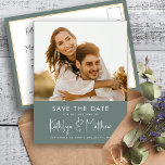 Postal De Anuncios Sage Green Modern Photo Boda Minimalista Salven A<br><div class="desc">Sage Green Modern Photo Boding Minimalista Boda Ahorra La Postales De La Invitación De Fechas. Hágale saber a su familia, amigos y colegas que usted ha fijado una fecha para su celebración boda con esta elegante, elegante y moderna boda, ahorrando la tarjeta de invitación de cita. Todos los textos están...</div>