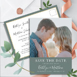 Postal De Anuncios Sage Green Modern Typography Simple Photo Boda<br><div class="desc">Sage Green Modern Typography Simple Photo Wedding Salva La Postales De La Invitación De Fecha. Hágale saber a su familia, amigos y colegas que usted ha fijado una fecha para su celebración boda con esta elegante, elegante y moderna boda, ahorrando la tarjeta de invitación de cita. Todos los textos están...</div>