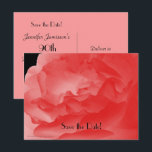 Postal De Anuncios Salve la fecha Fiesta de cumpleaños 90, Coral Rose<br><div class="desc">Pétalos de rosa coral profunda sobre un fondo negro decoran este hermoso y elegante anuncio de tarjeta postal "Salve la fecha". El reverso de esta invitación tiene letras negras sobre un fondo coral. ¡Muy elegante! Por defecto es para la fiesta de cumpleaños número 90, pero puede cambiar fácilmente el nombre,...</div>