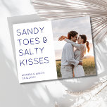 Postal De Anuncios Sandy Toes Photo Beach Wedding Salven la fecha<br><div class="desc">Invite a amigos y familiares a reservar su cita de bodas en la playa con este diseño de foto "Sandy toes & Salty Kisses",  salve las postales de fecha. Personalizar con tu foto en la parte delantera y añade detalles al dorso de la tarjeta.</div>