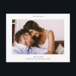 Postal De Anuncios Sencilla y elegante boda fotográfica moderna salva<br><div class="desc">Esta sencilla y elegante boda fotográfica horizontal con formato horizontal ahorra la plantilla de postales de fecha con un aspecto sencillo y limpio con una tipografía sencilla. El aspecto minimalista se ve reforzado por el espacio blanco a cada lado. En la parte delantera, puede elegir cambiar el tipo de letra,...</div>