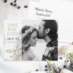 Postal De Anuncios Simple y elegante Boda de Oro Salva la Fecha<br><div class="desc">Simplemente Moda. Esta elegante y moderna boda, salvo la plantilla de postales de fecha, tiene un diseño limpio y fresco, con una parte semitransparente a la izquierda para tu texto, lo que da una sensación de flujo. Para añadir a este efecto, dependiendo de la longitud de sus nombres, uno o...</div>