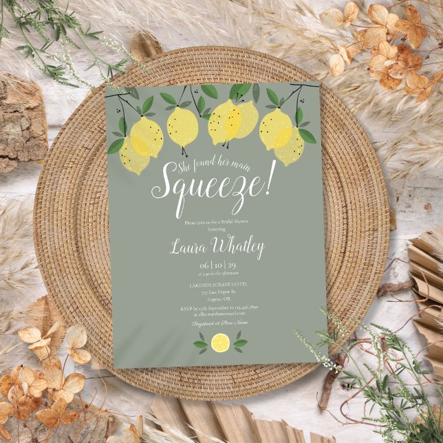 Postal De Anuncios Su principal Squeeze Lemon Sage Green Bridal Ducha (Her Main Squeeze Lemon Sage Green Bridal Shower Announcement Postcard)