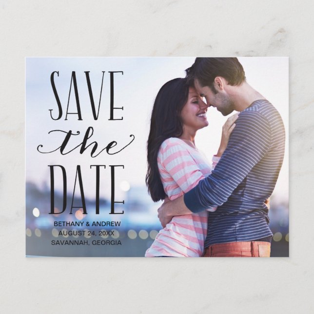 Postal De Anuncios Superposición de Letra Rústica Foto Save the Date (Anverso)