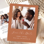 Postal De Anuncios Terracota mínima de 2 fotografías con guión de sal<br><div class="desc">Esta simple y minimalista postal Save the Date muestra una foto cuadrada encima de las palabras "Save the Date" en un elegante guión de escritura a mano en blanco, seguido por los nombres de la pareja, la fecha boda y la ciudad en letra sans serif en un fondo de terracota....</div>