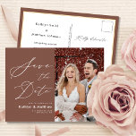Postal De Anuncios Terracotta Elegant Script Moderno Guardar La Fecha<br><div class="desc">Terracotta Elegant Script Moderno Foto Simple Boda Ahorra La Postales De Invitación De Fecha. Hágale saber a su familia, amigos y colegas que usted ha fijado una fecha para su celebración boda con esta elegante, elegante y moderna boda, ahorrando la tarjeta de invitación de cita. Todos los textos están preorganizados...</div>