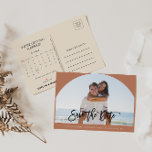 Postal De Anuncios Terracotta Photo Wedding Guardar el calendario de<br><div class="desc">Esta foto boda de terracota,  salvo la postal de invitación de calendario de fechas,  es perfecta para un boda rústico. El diseño presenta una hermosa fuente caligráfica en un fondo de terracota para complementar su evento.</div>