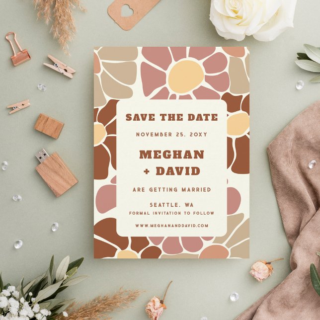 Postal De Anuncios Terracotta Retro Groovy Boho Chic Guardar La Fecha (Terracotta Retro Groovy Boho Chic Save The Date Announcement Postcard)