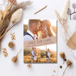 Postal De Anuncios Tres bodas de Collage de fotos salvan la fecha<br><div class="desc">Hermosas postales para su próximo boda en un diseño elegante inspirado en Boho para que coincida con sus fotos de compromiso de naturaleza. Personalizar la parte delantera de guardar la postal de fecha con sus fotos, nombres, fecha de boda y la ubicación de su boda. Agregue su dirección de devolución...</div>