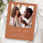 Postal De Anuncios Un guión gráfico mínimo Terracota Guardar la fecha<br><div class="desc">Esta simple y minimalista postal Save the Date muestra una foto cuadrada encima de las palabras "Save the Date" en un elegante guión de escritura a mano en blanco, seguido por los nombres de la pareja, la fecha boda y la ciudad en letra sans serif en un fondo de terracota....</div>
