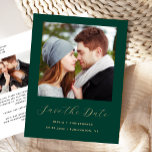 Postal De Anuncios Un mínimo de 2 fotos de oro verde esmeralda salva<br><div class="desc">Esta simple y minimalista postal Save the Date muestra una foto cuadrada encima de las palabras "Save the Date" en un elegante guión de escritura a mano de color dorado, seguido por los nombres de la pareja, la fecha boda y la ciudad en letra sans serif en un fondo verde...</div>